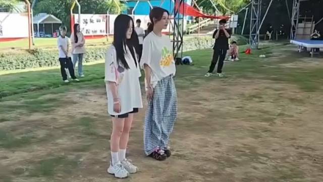 两大顺拐走的还挺齐