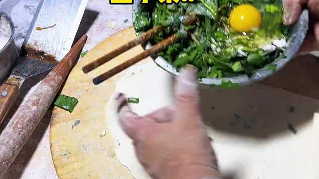 纯手工的家乡菜馍，五块钱一个，菜超级多，吃起来焦香焦香