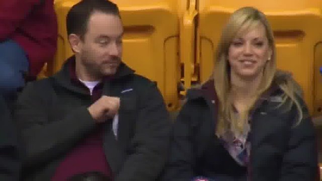 当被相机拍到的人必须要亲亲时这位大哥的操作亮了