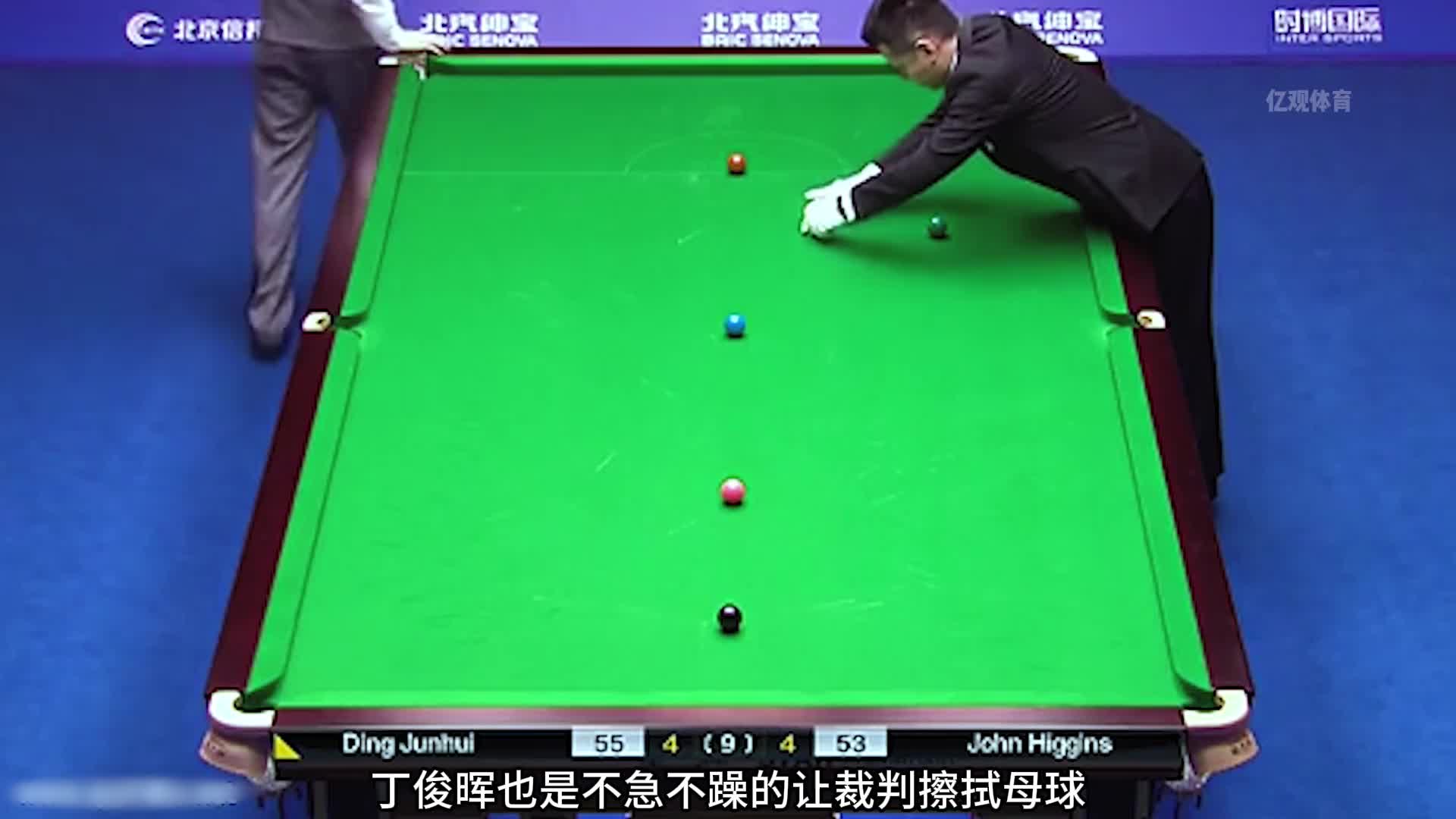 丁俊晖生涯最离谱的一杆，老巫师无语至极，自己都意外到笑了开花(1)