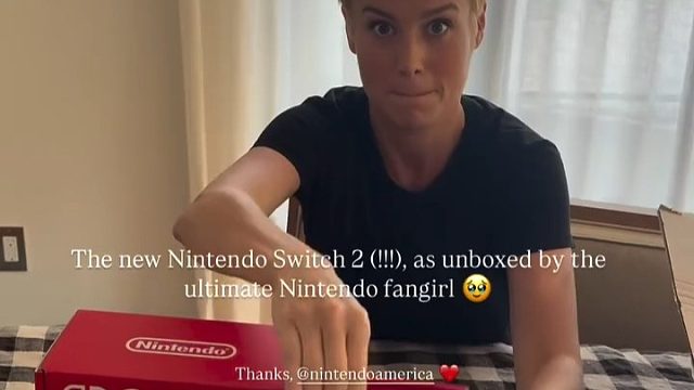 “惊队”布丽·拉尔森Switch 2开箱：超开心！