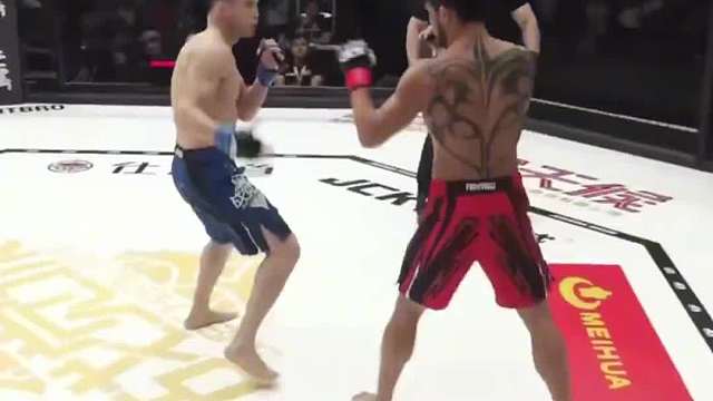 面对老外嚣张挑衅，中国悍将毫不畏惧，重拳打的老外连滚带爬