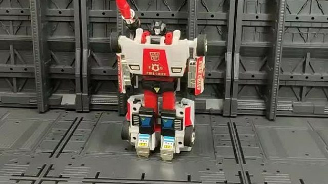 G1红色警报，汽车人消防指挥官，变形为兰博基尼Countch LP500-S跑车，1985年出品。
