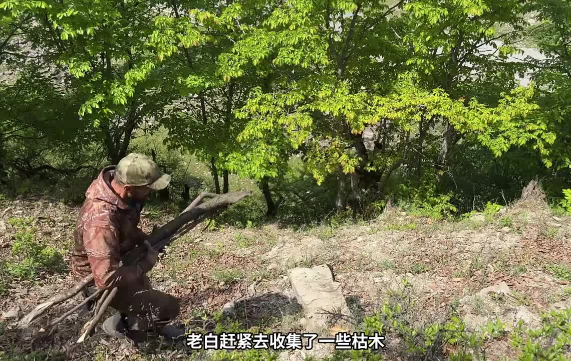 第2集：只需简单的工具，男人就在一个万吨巨石下搭建了舒适的小屋