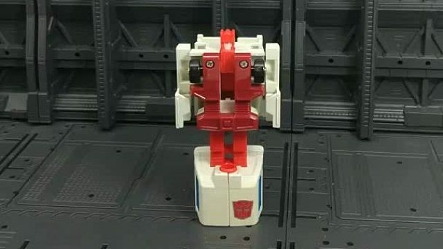 G1急救员，机械卫兵成员，守护神左臂，变形为日产Vanette C120救护车，1985年出品。