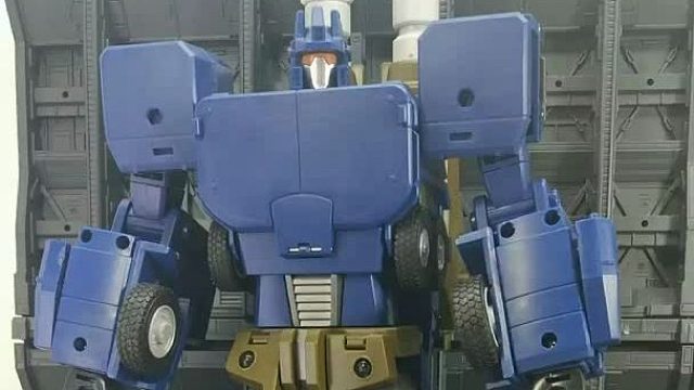 ZETA袭击，战车队队长，混天豹躯干，变形为台风U防空装甲卡车。