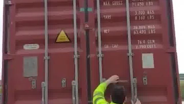 开车门不要用力开！