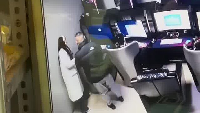 一网吧热心男帮某女拖拽椅子却遭某女暴打