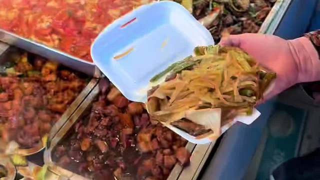 东北路边5块钱3个菜 荤菜7块钱3个