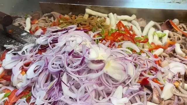 上海街头的鱿鱼炒年糕，阿姨开了20多年，吃起来QQ弹弹。不够居然还可以续