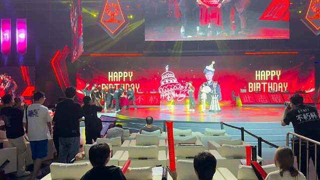 老头杯现场给鲷哥过生日，这个环节很温馨！​​​