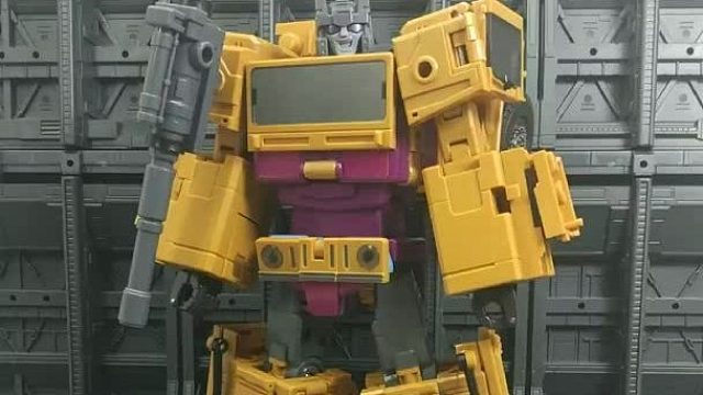 ZETA诈骗，战车队成员，混天豹右腿，变形为悍马H1重型装甲越野车。