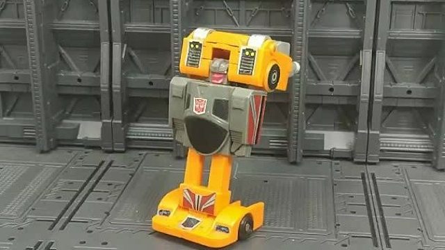 G1后路，汽车人触发战士，变形为保时捷926 LeMans赛车，1988年出品。