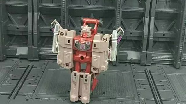 G1驱风者，霸天虎触发战士，变形为B-1“枪骑兵”超音速战略轰炸机，1988年出品。