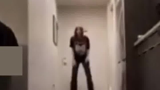 看完后表情逐渐凝重...