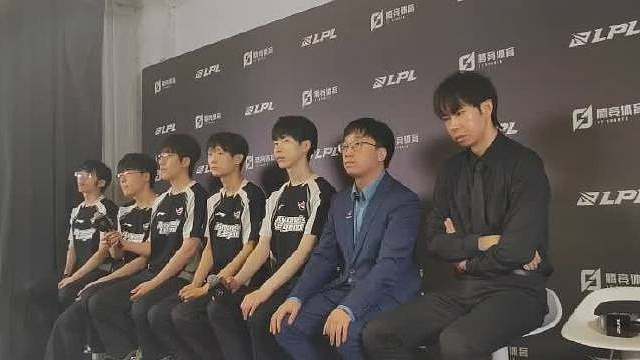 Tarzan：这次赛季中我的外公突然去世了，但是我打比赛太忙了没能第一时间知道，外公在世的时候对我很