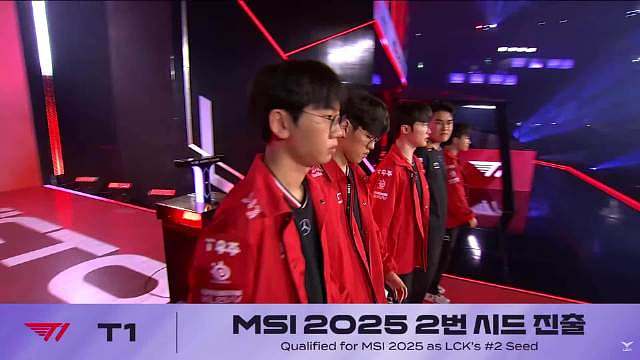 大伙儿鞠躬的时候舞台上刚好喷彩带，给上野辅哥儿仨吓得一哆嗦​​​​​​