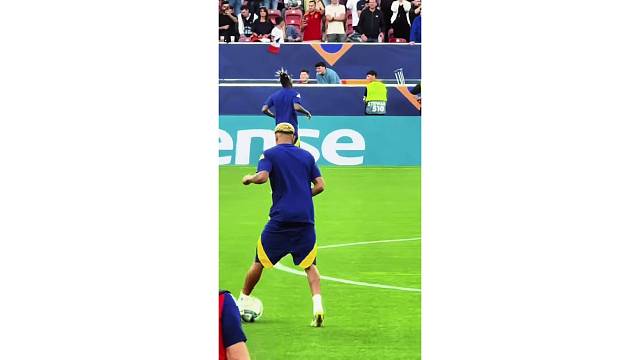 这小孩裤子都没穿好一看踢球也不咋地