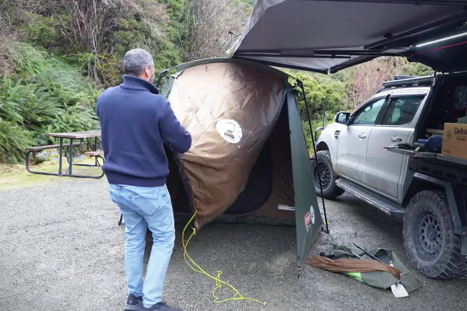 第1集：男人驾车来到雪山深处，搭建房车帐篷露营地，独自惬意生活