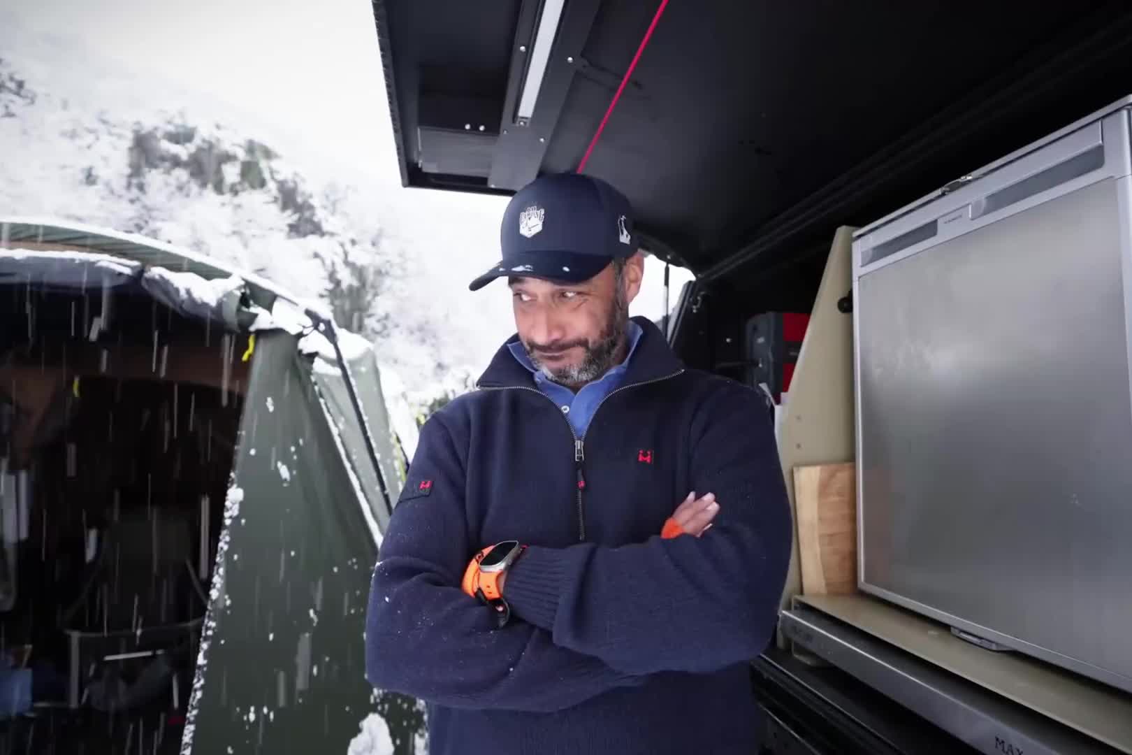 第2集：男人驾车来到雪山深处，搭建房车帐篷露营地，独自惬意生活