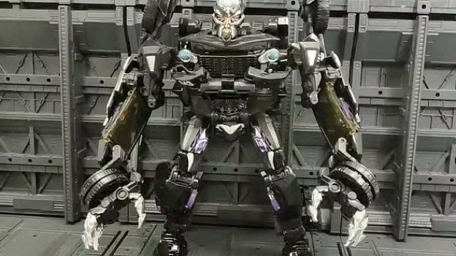 黑曼巴LS02路障，霸天虎成员，变形为野马改装的赛麟S281警车。