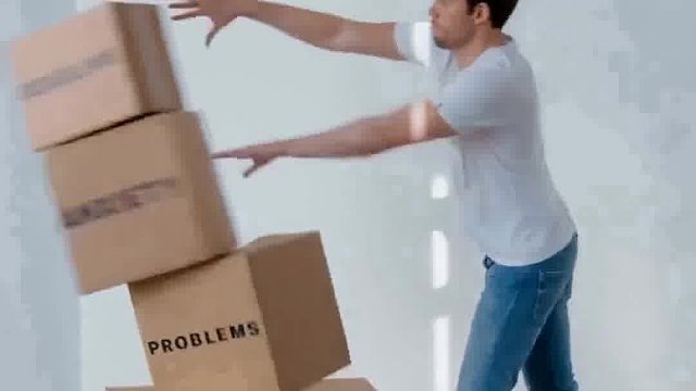 往事不回头，未来不将就，酸甜苦辣自己尝，喜怒哀乐自己扛，愿你眼中总有光芒，活成你想要的模样。