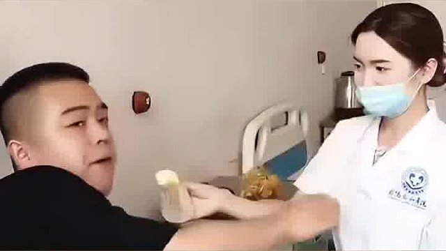 男子被相亲对象灌醉，在医院醒来发现护士就是该女子，真是太尴尬