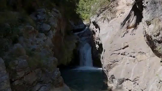 想说的话拖着不说，久了自然心事重重；想做的事拖着不做