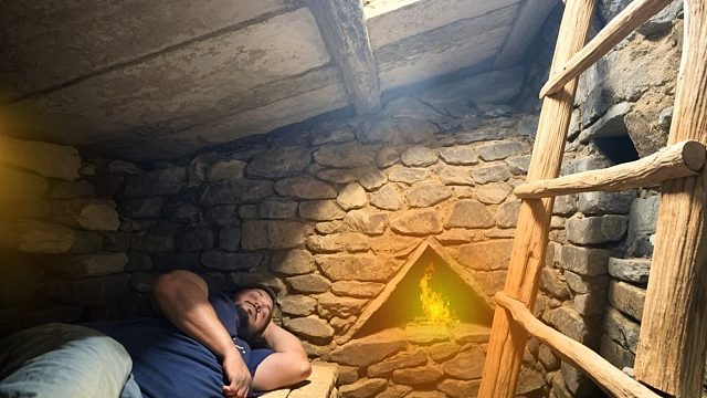 在地下建造一个隐藏的温暖生存掩体，很适合夏天野外乘凉！