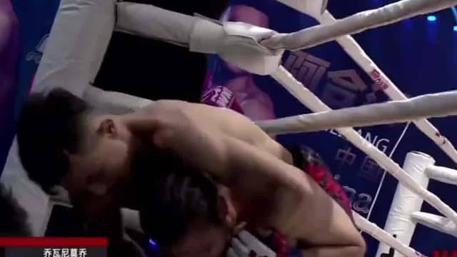 美国选手来华闹事！新疆小伙暴怒一脚踹他脸上，擂台更是骑着暴打