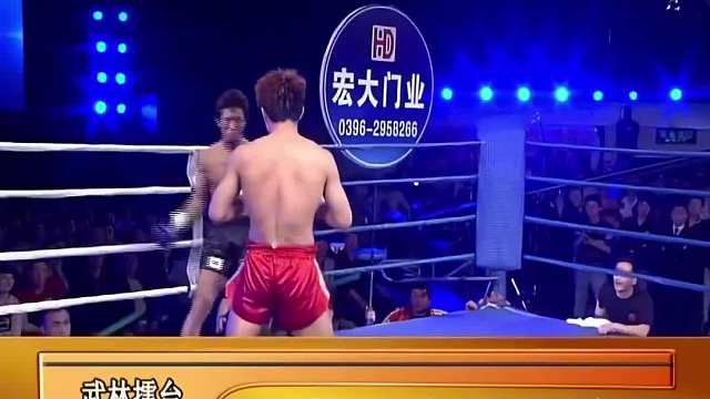 中华神腿霸气出山，一脚把日本武士踢飞擂台，最终被担架抬走