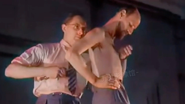 1944年荷兰奇人表演刀剑穿身的真实影像，至今无人能解释缘由