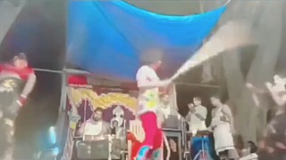 左邊那個剛被打完[抱一下]