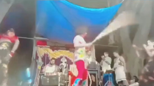 左边那个刚被打完[抱一下]