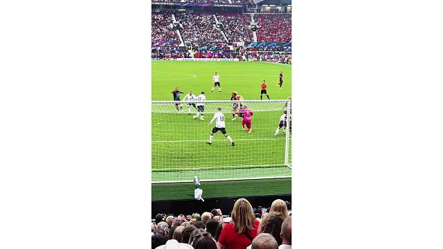 鲁尼在老特拉福德球场再进球，慈善赛鲁尼禁区倒地破门