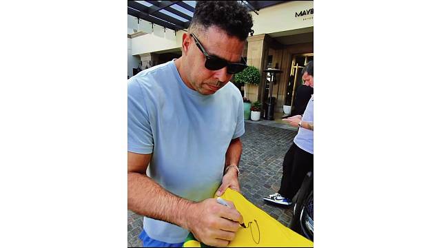 人品不错！大罗主动和球迷签名合影