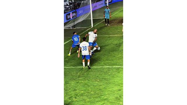 内马尔友谊赛场穿裆戏耍对手，各种假动作眼花缭乱