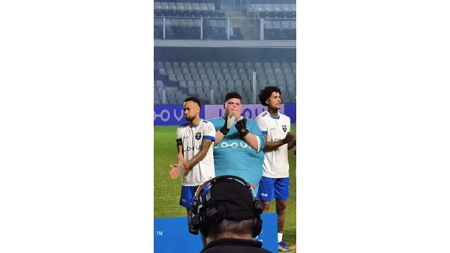 内马尔和门将成鲜明对比，足足比内马尔大了三圈