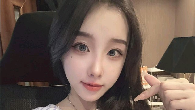 小屁孩也是站起来了