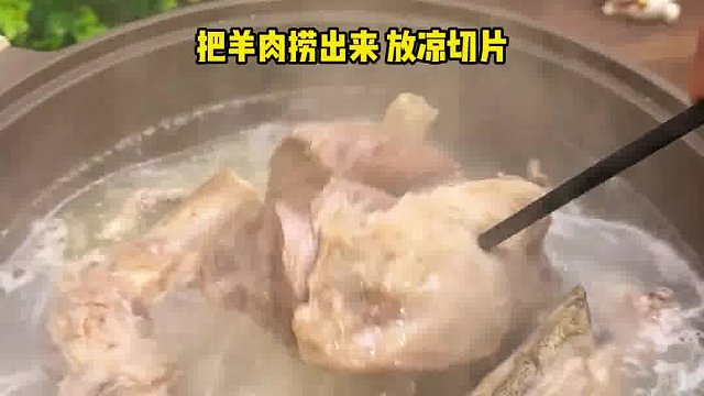 看范明吃河南烩面一口蒜一口面，可把我给馋坏了 河南人 中！