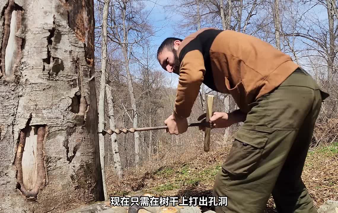 第1集：为了抵御野兽的袭击，男人在三米多高的枯木上搭建了舒适的小屋