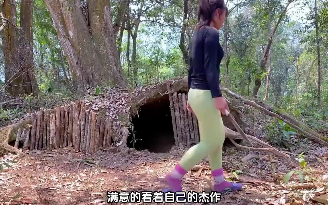 在百年大树下搭建庇护所，野生男人的突然到访