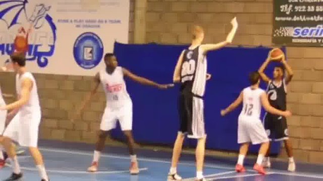 你见过比姚明还高的纸片人吗这身高在球场上简直是降维打击