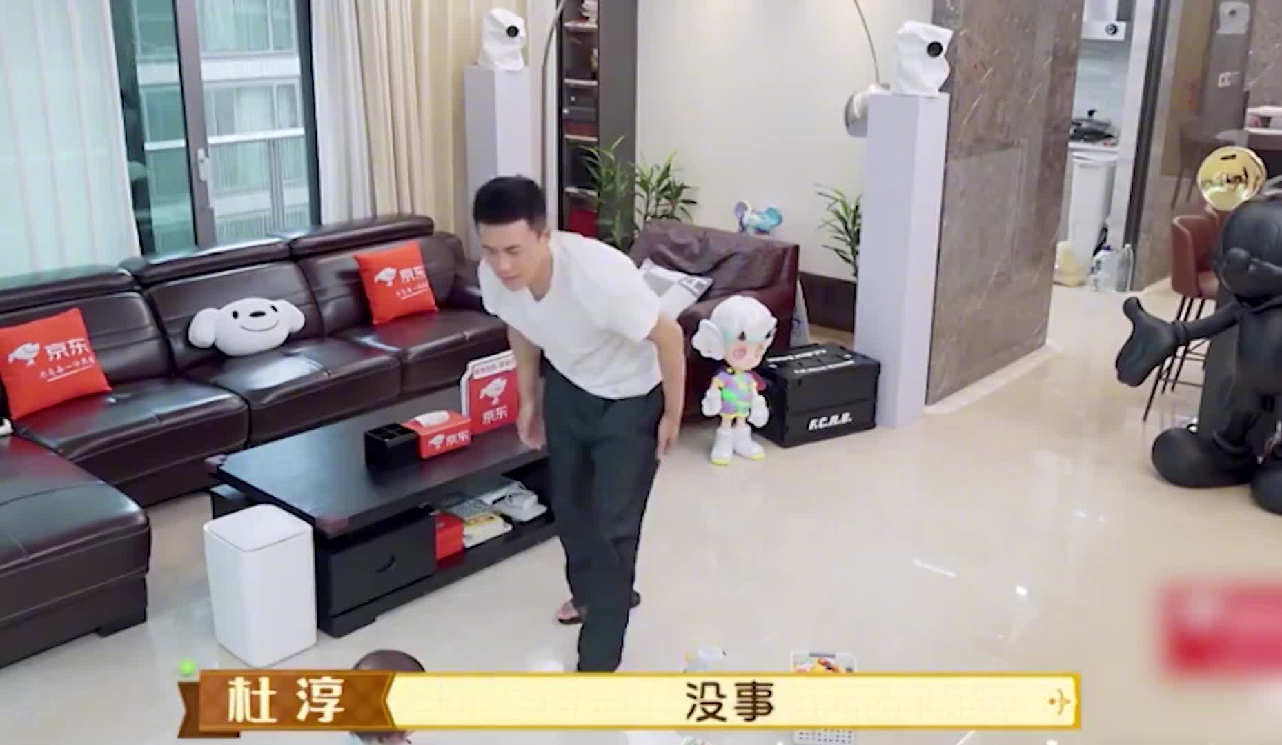 杜淳和妻女住北京200平豪宅，每天摆烂式带娃，孩子坐着吃垃圾