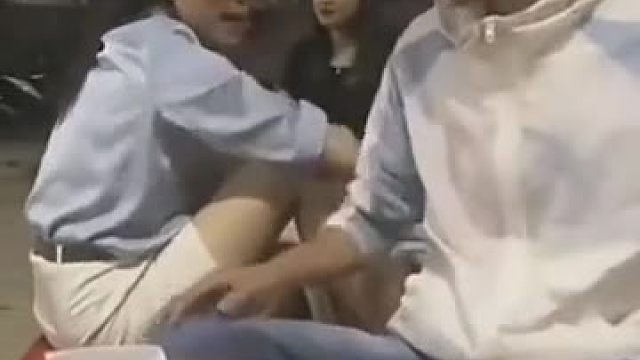 大哥张嘴，核酸检测！