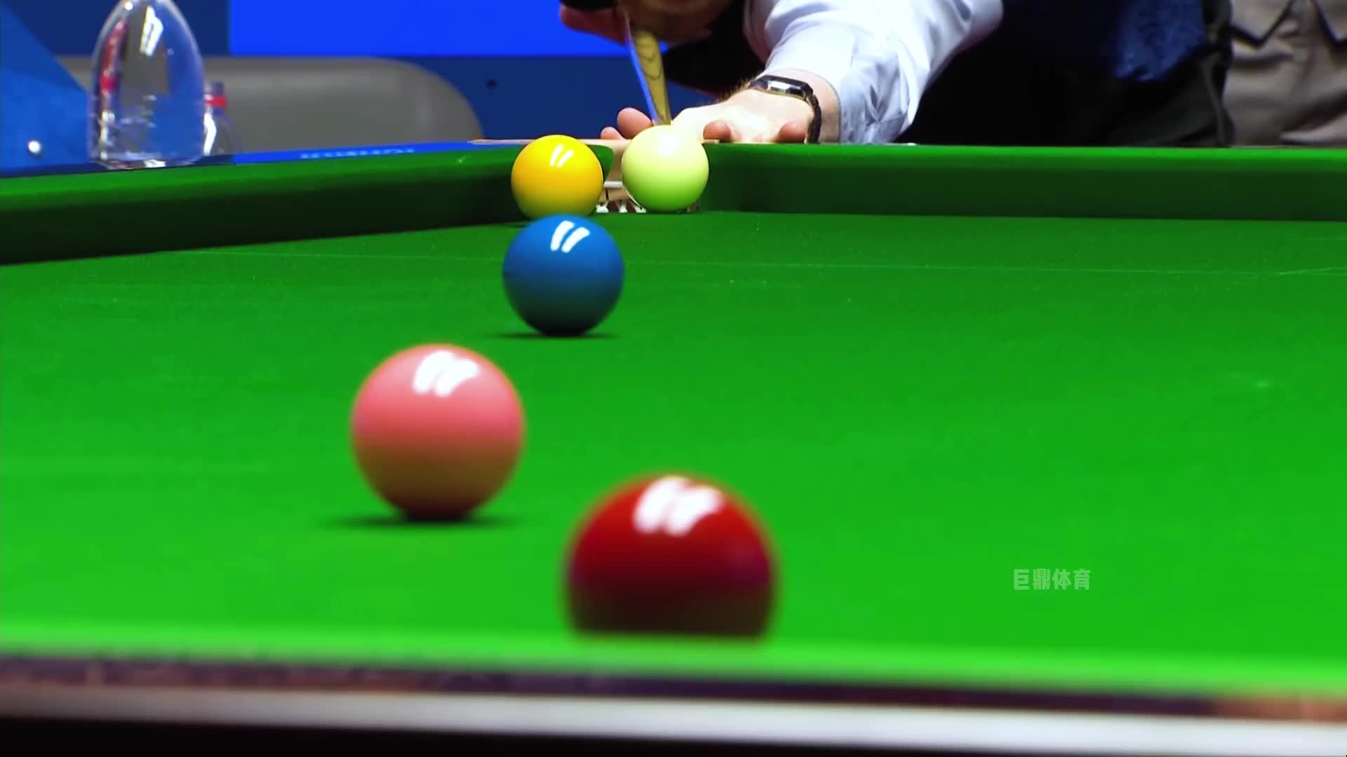 丁俊晖最脑洞大开的操作，离谱控球做袋角斯诺，对手解懵强势逆转