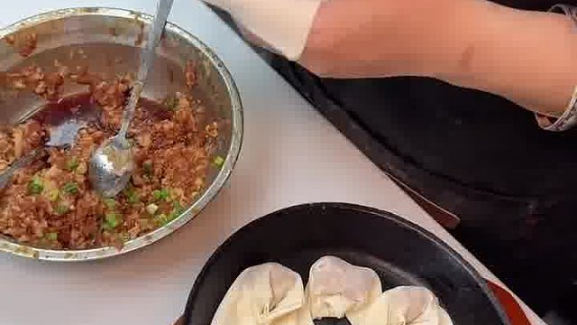 嵊州人吃的太好了吧！豆腐生煎包！！一口爆汁，碳水炸弹的快乐！！