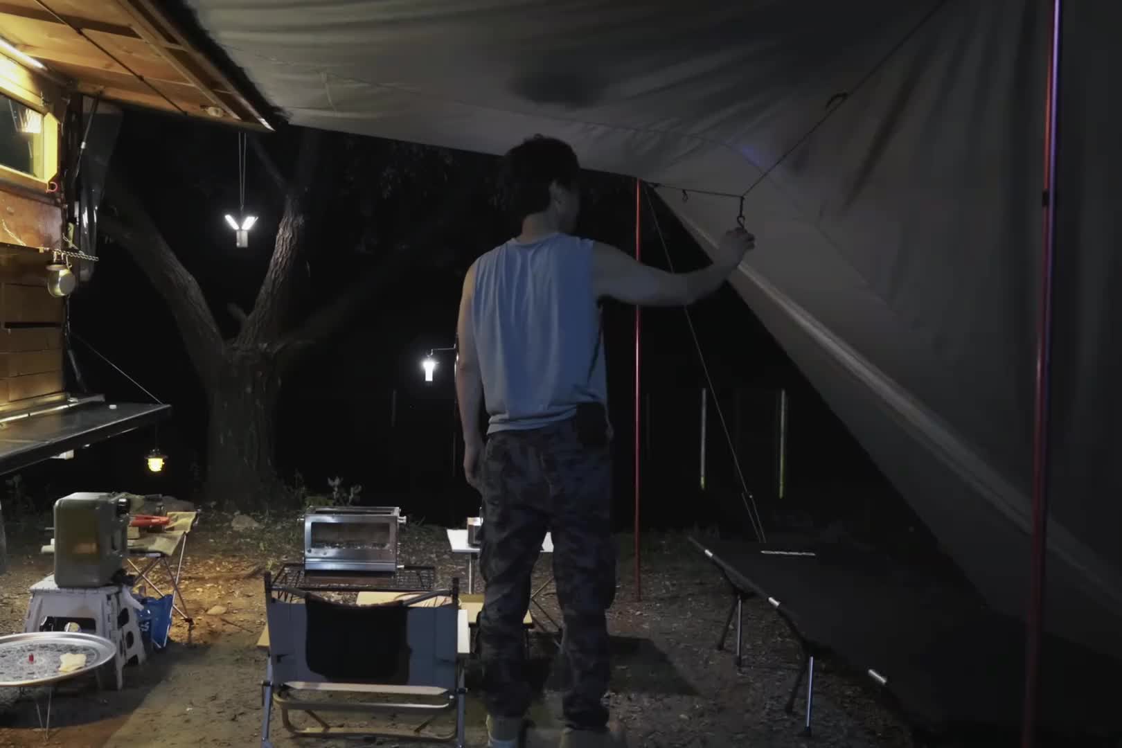 第2集：男人驾驶自制房车，在雨天搭建房车露营营地，惬意享受户外生活