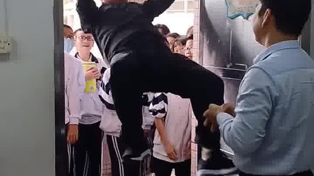 喜剧开场，结局不理想