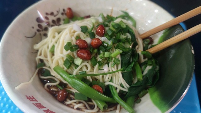 干拌小面才能体现佐料重要性，干香麻辣越嚼越上头